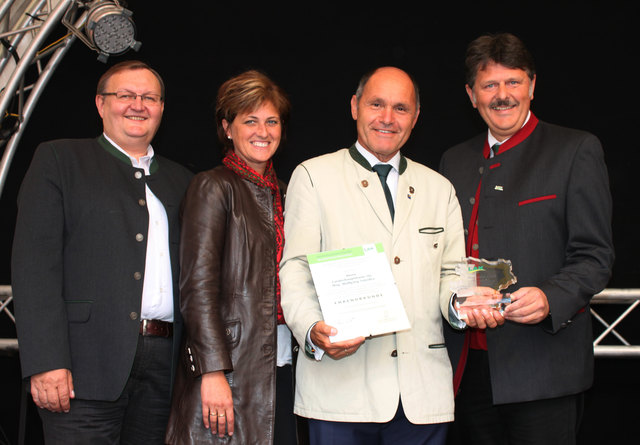 LH-Stv. Mag. Wolfgang Sobotka bekam im Rahmen der Festveranstaltung das Goldene Ehrenzeichen der NÖ Landarbeiterkammer verliehen.
V.l.n.r.: NÖ LAK-Vizepräsident Alois Karner, NÖ LAK-Vizepräsidentin Josefa Czezatke, LH-Stv. Mag. Wolfgang Sobotka und NÖ LAK-Präsident Ing. Andreas Freistetter | Foto: NÖ Landarbeiterkammer