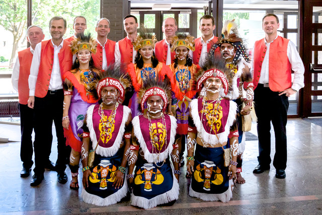 Ein Bild aus Riga mit Sängerinnen und Sängern aus Papua Neuguinea. Hinten VocaliX v.l.n.r.: Karl Häusler, Andreas Schinnerl (CL), Anton Loidolt, Gerald Hiebler, Philipp Hofer, Peter Häusler, Helmut Leitner, Wolfgang Strobl.