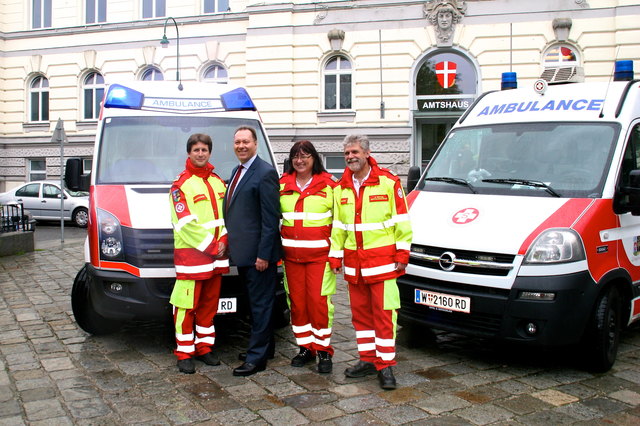Bezirksvorsteher Franz Prokop freut sich mit dem Führungsteam des Arbeiter Samariter Bundes Ottakring  über das neue Rettungsauto