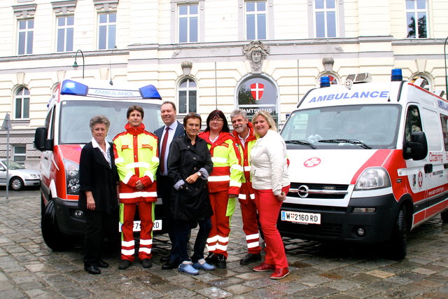 Hilde Holzhacker, Michael Schmid, Franz Prokop, Eva Weißmann, Susanne Zika, Michael Richter und Sonja Ramskogler (v.li.n.re) vor dem Amtshaus