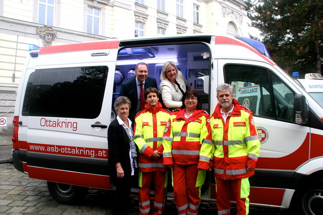 Hilde Holzhacker, Michael Schmid, Susanne Zika, Michael Richter (vorne v.li.n.re.), dahinter Bezirksvorsteher Franz Prokop mit GR Sonja Ramskogler vor der neuen Rettung