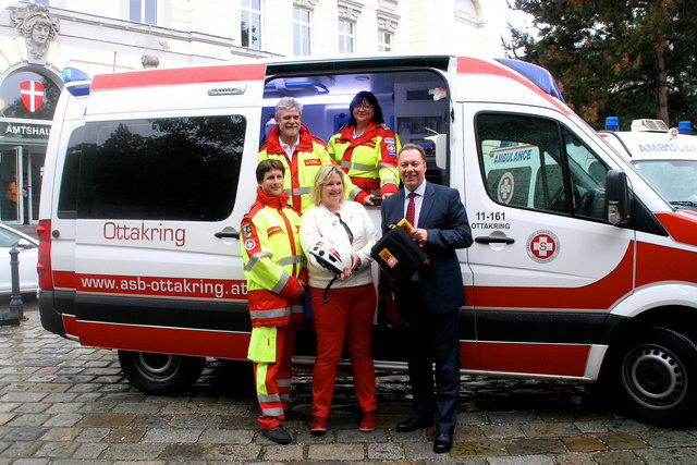 Michael Schmid, Michael Richter, Susanne Zika (ASBÖ-Ottakring) mit GR Sonja Ramskogler und Bezirksvorsteher Franz Prokop