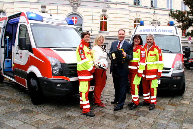 Michael Schmid, GR Sonja Ramskogler, Bezirksvorsteher Franz Prokop mit dem Mini-Defri, Susanne Zika und Michael Richter (v.li.n.re.)