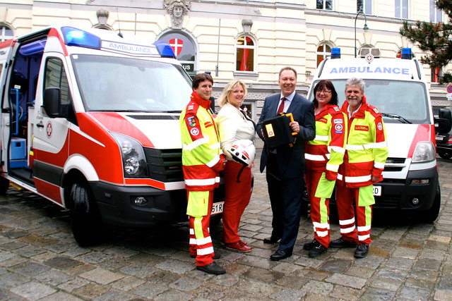 Michael Schmid, GR Sonja Ramskogler, Bezirksvorsteher Franz Prokop, Susanne Zika und Michael Richter freuen sich über das neue Rettungsauto
