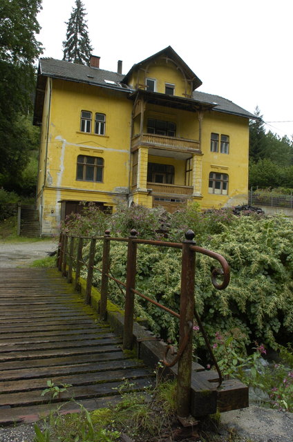 Diese alte Villa beherbergte fünf Wohnungen. Nun steht sie leer, die Substanz ist sanierungsbedürftig.