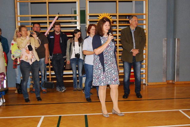 Bürgermeister Josef Schmidl-Haberleitner und die Direktorin der Volksschule Pressbaum, Diplompädagogin Agathe Köllner, heißen die neuen „Taferlklassler“ und ihre Eltern willkommen. | Foto: Stadtgem. Pressbaum