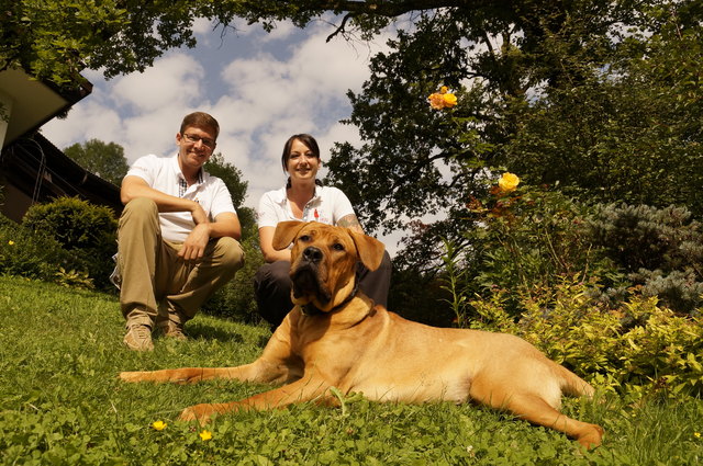 Tobias Pfeiffer und Daniela Gutmann mit Pfeiffers elf Monate alten Hündin Leonie.