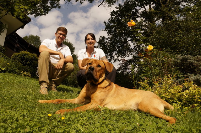 Tobias Pfeiffer und Daniela Gutmann mit Pfeiffers elf Monate alten Hündin Leonie.