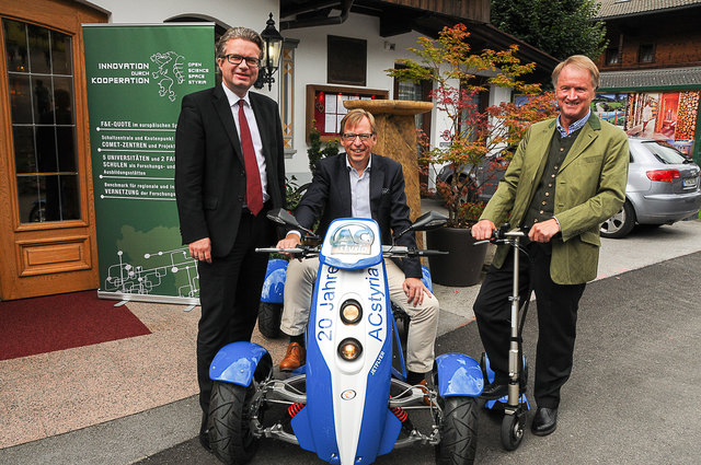 Mobilität und Innovation standen beim Europäischen Forum Alpbach heuer im Mittelpunkt. Mit dabei: Das Elektroauto "Jet-Flyer", entwickelt und gebaut in Stainz. Gesundheitslandesrat Christopher Drexler, Wirtschaftslandesrat Christian Buchmann und Industriellenvereinigung-Steiermark-Chef Jochen Pildner-Steinburg (v.l.) brachten die Jubiläums-Edition zu "20 Jahre Autocluster Styria" mit zum Forum. | Foto: inoregio styria/Markus Prantl