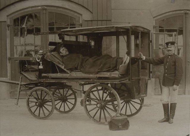 Das Jahr 1897 brachte einen enormen Aufschub für den Fuhrpark der Freiwillen Feuerwehr Graz. Die neueste Errungenschaft war die Anschaffung eines neuen Rettungswagens mit seitlicher Einlagerung der Krankentrage.