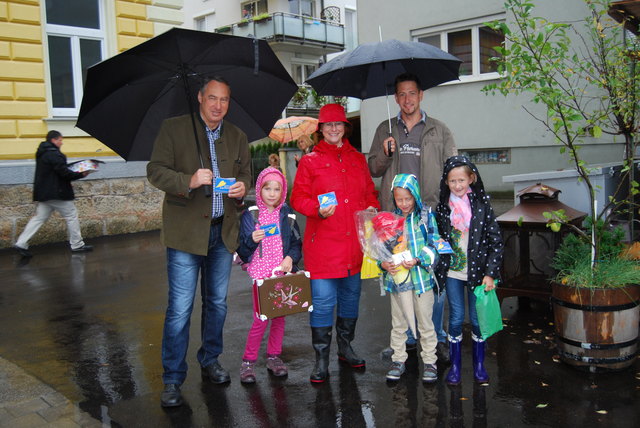 Bürgermeister Josef Schmidl-Haberleitner und Stadträtin
Irene Wallner-Hofhansl beim Verteilen der „Schutzengel“-Folder | Foto: Stadtgem. Pressbaum