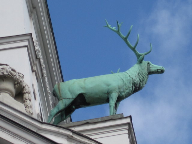 Heute erinnert der Hirsch am Dach des Hauses an das Hirschenhaus von anno Dazumal.