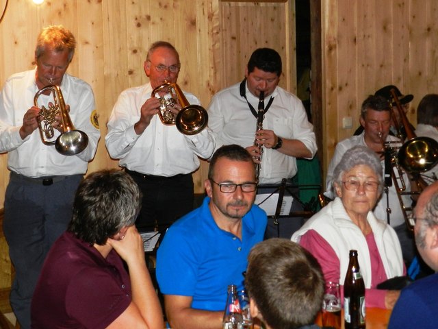Die „Kaiserlichen Inntaler“ unter der Leitung von Solo-Flügelhornist Toni Sinnesberger (Mitte) spielten sich in der Angerlalm mit feinen Klängen in die Herzen der Zuhörer