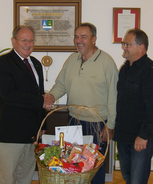 vlnr.: Bürgermeister Hubert Zwickelstorfer gratulierte dem Jubilar Karl Braunschmied, Gemeinderat Leopold Zwickelstorfer schloss sich dem an. | Foto: Privat