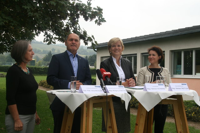 Bei der Pressekonferenz in Baumgarten: Volksschuldirektorin Irene Bichler, LH-Stv. Wolfgang Sobotka, LR Barbara Schwarz, Geschäftsführerin Barbara Trettler. | Foto: Zeiler