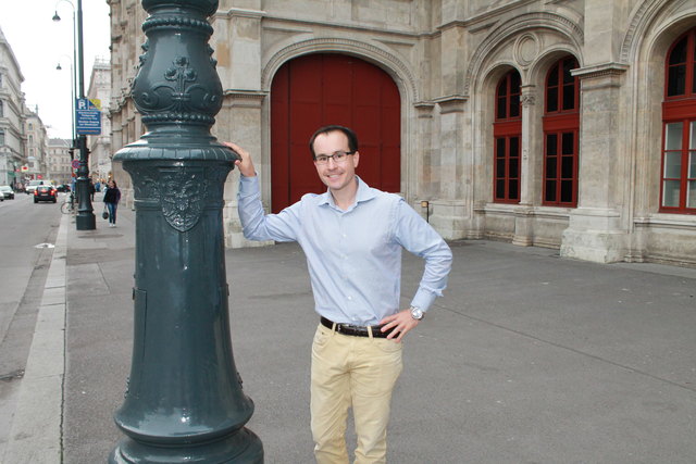 Initiator der Petition Philipp Ubl wünscht sich für den Naschmarkt so schöne Laternen wie vor der Wiener Oper.