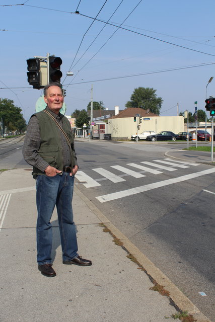 Anton Holoubek ist sich sicher: "Eine Abbiegespur mit eigener Ampelregelung könnte Abhilfe schaffen."