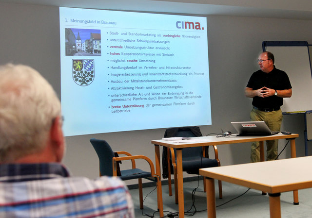 Roland Murauer stellte das gemeinsame Stadt-, Tourismus und Standortmarketing der Städte Braunau und Simbach vor. | Foto: Geiring