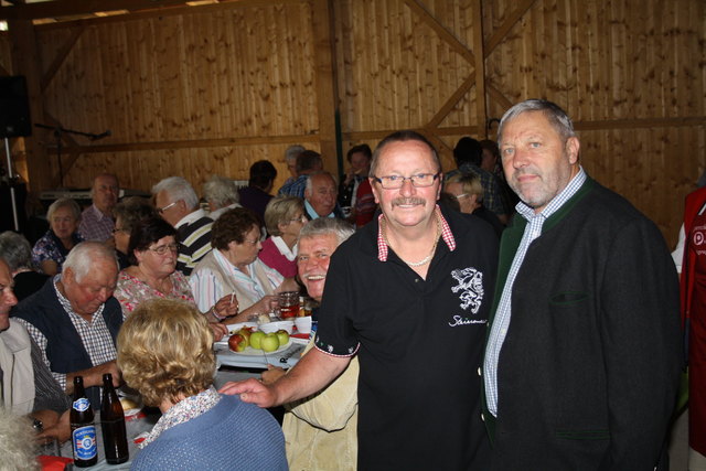 Georg Hemmer und Erwin Glanner organisierten ein geselliges Grillfest beim Brunnhansl.