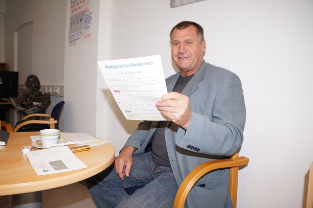 Der Mooskirchner FPÖ-Gemeinderat Gerry Gratzl überreichte eine Petition an Franz Majcen.