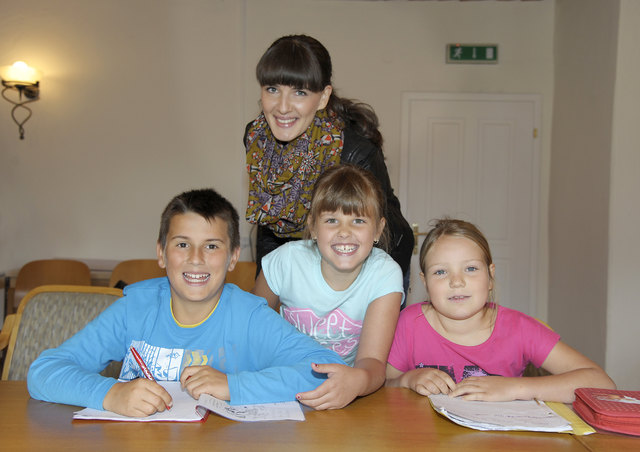 Martin, Belma, Szonja mit Betreuerin Katarina Koller.