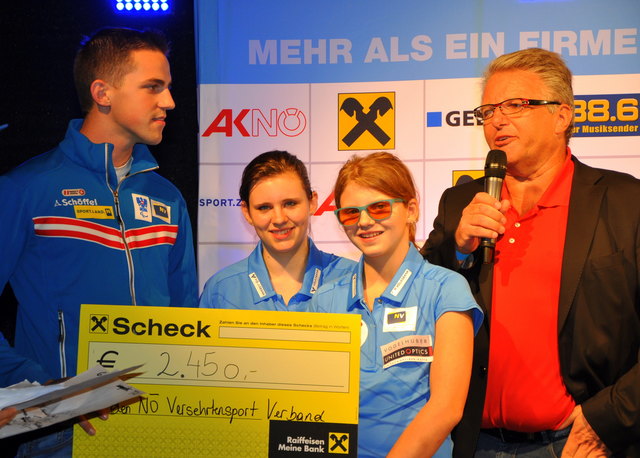 Martin Würz, Irmi und Vroni Aigner durften von Gerhard Hutter (Obmann NÖGKK) die Spende für den NÖ Versehrtensportverband in Empfang nehmen.
