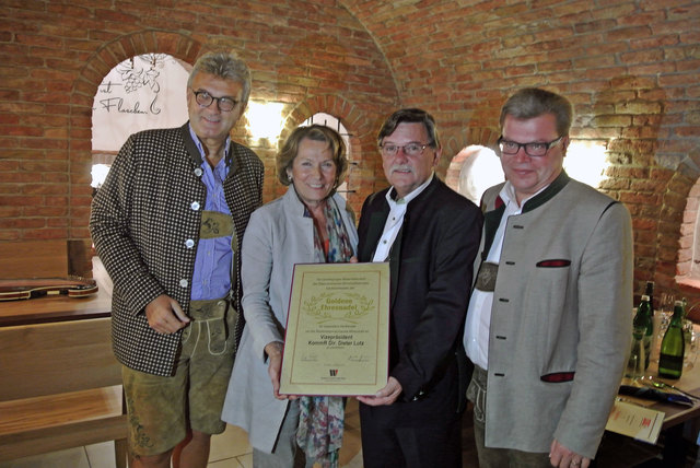 Goldene Ehrennadel zum 60. Geburtstag: Bezirksgruppen-Obmann Norbert Fidler, Landesgruppen-Obfrau Sonja Zwazl, Jubilar Dieter Lutz und Direktor Harald Servus. | Foto: privat
