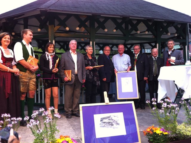 Die weitest Angereisten zum "Z'saumkemma dahoam". g. l. Inge Buchegger. In der Mitte Herr Bernhard aus Berlin mit dem Siegespreis, einer Zeichnung von Herbert Bauer l. vom Sieger. Rechts davon die Bürgermeister Danklmaier und Reinbacher so wie ganz r. aussen Moderator Thomas Mussger
