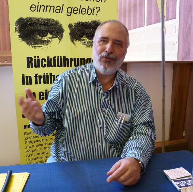 Alfred Zoubek führt seine Kunden in ihre früheren Leben zurück