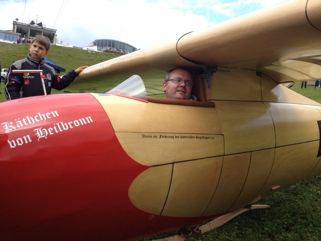 Walter Wartlsteiner, Fluglehrer und Rekord-Wettkampfflieger, hatte die Ehre, den Rhönbussard-Nachbau von 1933 zu fliegen.