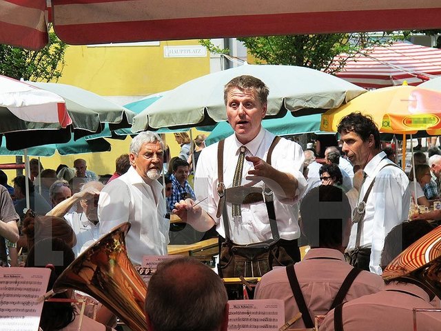 Kapellmeister Siegfried Teller probt mit seinen Leuten für einen historischen Moment