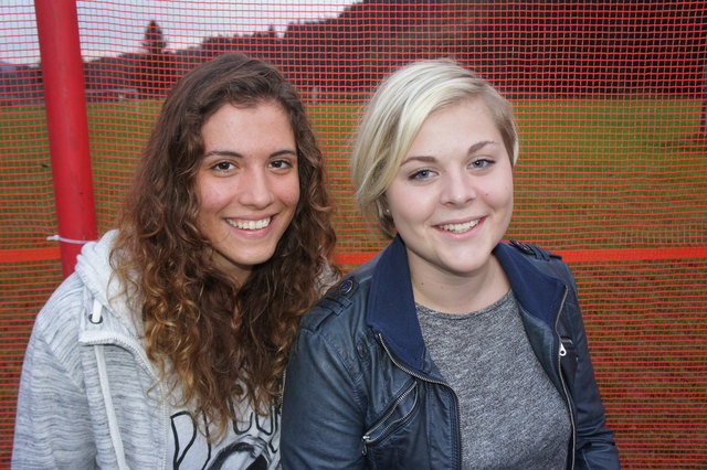 Die jüngeren Musikfans Chantal Berger und Kerstin Kuschmann (von links)