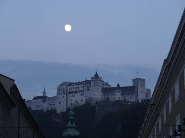 Nennt sich diese Kugel über Hohensalzburg nun Mozartkugel oder doch Mond?