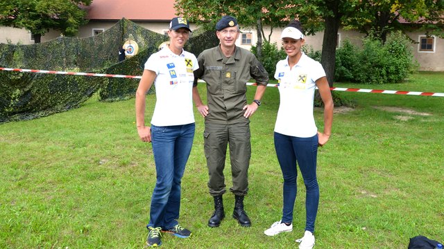 Wiener Militärkommandant Brigadier Wagner als "Hahn im Korb" mit Stefanie Schwaiger und Lisa Chukwuma