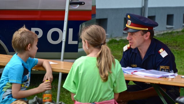 Auch Vorort: Polizei erzählt jungen Besuchern über ihre Tätigkeit