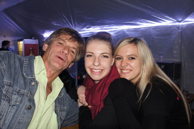 Kerstin Sepperer und Miriam Patschg (von links) mit Musikfan Robert Maier