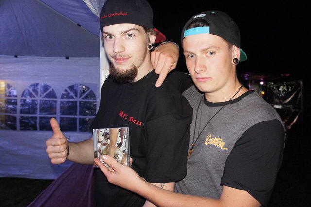Auch CDs wurden verkauft: Bruce Podesser und Patrick Moser unterstützen Merchandising der Bands