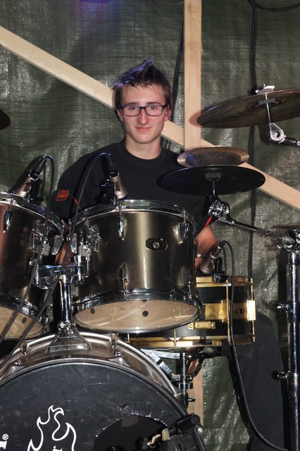 Mario Zwenig am Schlagzeug der Band Kärntner Nudl