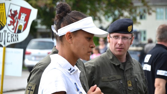Skeptischer Blick von Doppelpartnerin Chukwuma