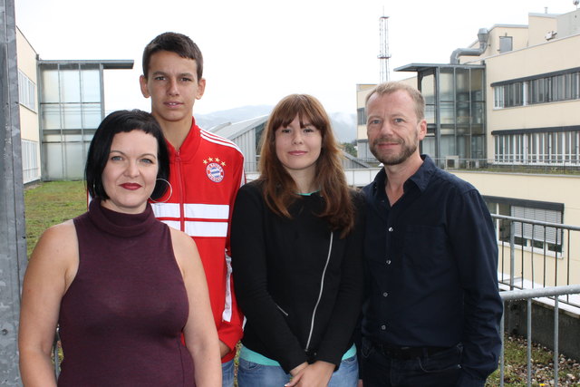 Andrea Fechter und Ewald Samhaber mit ihren Schützlingen Sabrina und Darko, die beide dank Volkshilfe eine Lehrstelle gefunden haben. | Foto: Foto: Volkshilfe
