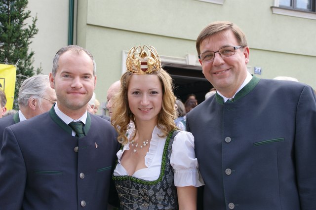 Gegen ein Foto mit Weinkönigin Tanja I hatten Weinbau-Obmann Josef Deutsch und Bürgermeister Michael Oberschil nichts einzuwenden.