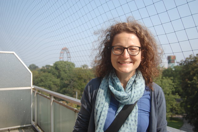Andrea Frauscher von der Caritas am Balkon des Hotel "magdas". Im Hintergrund ist das Riesenrad zu sehen.