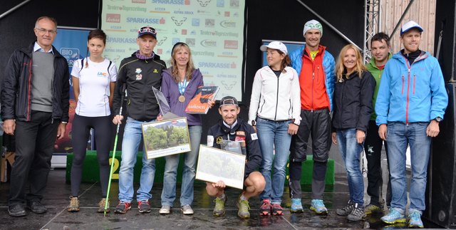 (von links) Die Sponsoren gratulieren zu den besten sportlichen Leistungen: Hannes Haas (Bio vom Berg), Maria Gradauer, Markus Kröll, Tagessiegerin Henriette Hochknecht, Tagessieger Thomas Bosjnak, Alexandra Gundel, Markus Stock, Sylvia Hauser (Sparkasse), Hermann Sonntag (Alpenpark Karwendel) und Michael Költringer (Dynafit) | Foto: Sparkasse