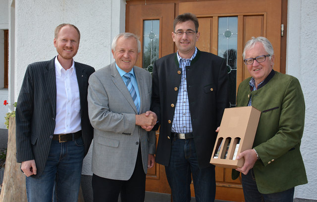 Bei der Gratulation: Wilfried Riener, Franz Hiesl, Leopold Eder und Arnold Weixelbaumer (v. l.). | Foto: OÖVP