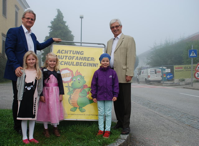 Bezirksparteiobmann LAbg. Jürgen Höckner und Bürgermeister Hans Meyr mit Schülerinnen der Volksschule Scharten. | Foto: Doms