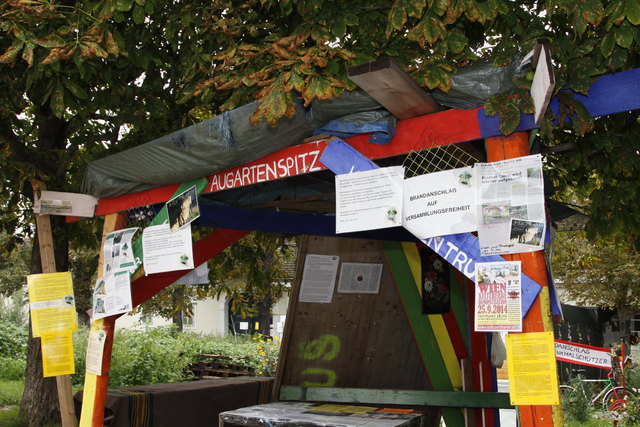 Der Stein des Anstoßes: Die andauernden Proteste auf der Dammwiese vor dem Augarten.