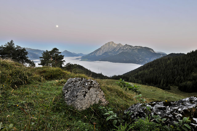 Ich stieg mit Stirnlampe auf. Im Rythmus des Schrittes tanzte die das kleine Licht am Steig auf und ab. Oben hatte ich nur kurze Zeit um mein Stativ mit Kamera aufzubauen. Ich brachte kein Wort heraus - ich blieb ohne Worte!