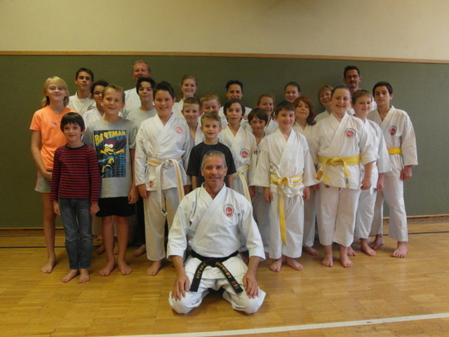 Sensai Josef Renz durfte zahlreiche neue Karatekas in St. Veit begrüßen.