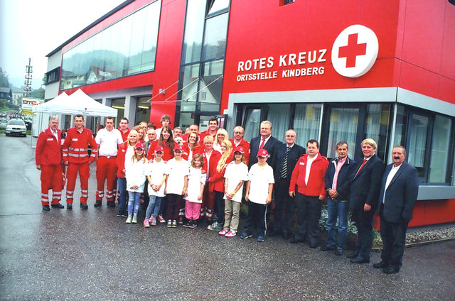 Die Mitarbeiter der Rotkreuz-Ortsstelle Kindberg mit ihren Gratulanten vor dem vor zehn Jahren eröffneten Rotkreuz-Gebäude. | Foto: Damberger