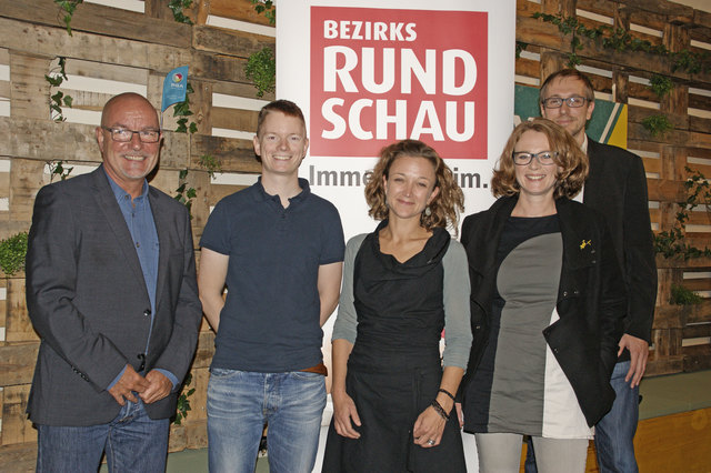 Redaktionsleiter Stefan Miejski (re) diskutierte mit Stadtrat Stefan Giegler, Jungunternehmer Florian Neumüller, Maria Wimmer (GF WearFair & mehr) sowie Stadträtin Eva Schobesberger (von links).